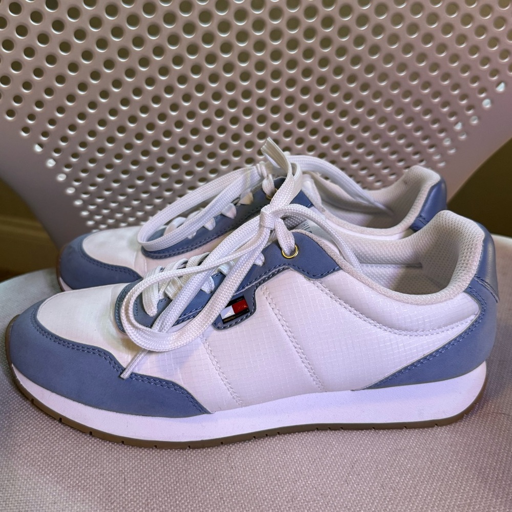Tommy Hilfiger Women’s White and Light Blue Sneakers, Size 7